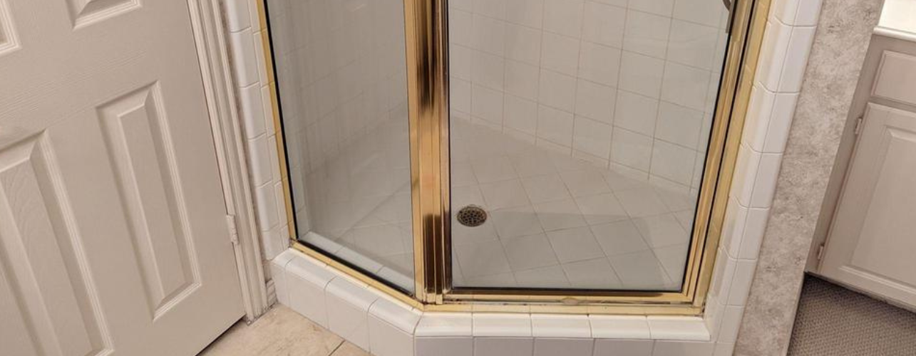 Cross bathrom reno before 2